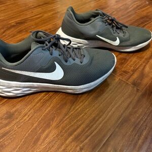 Nike Men's Gray Running Shoes size 11.5